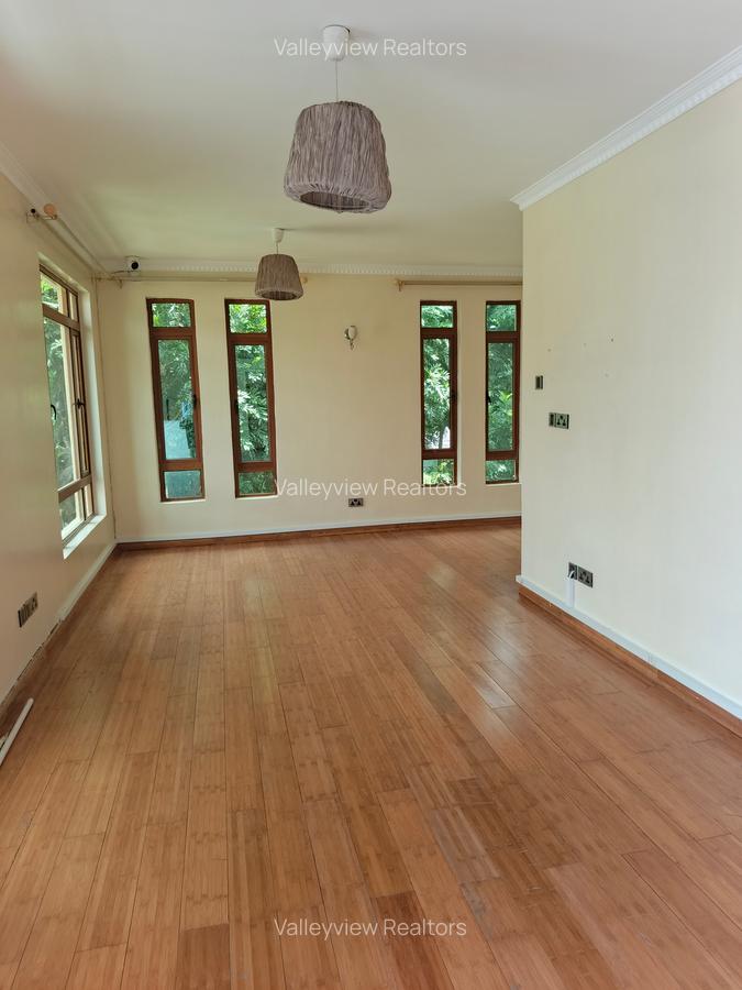 5 Bed Townhouse with En Suite at Lavington - 16