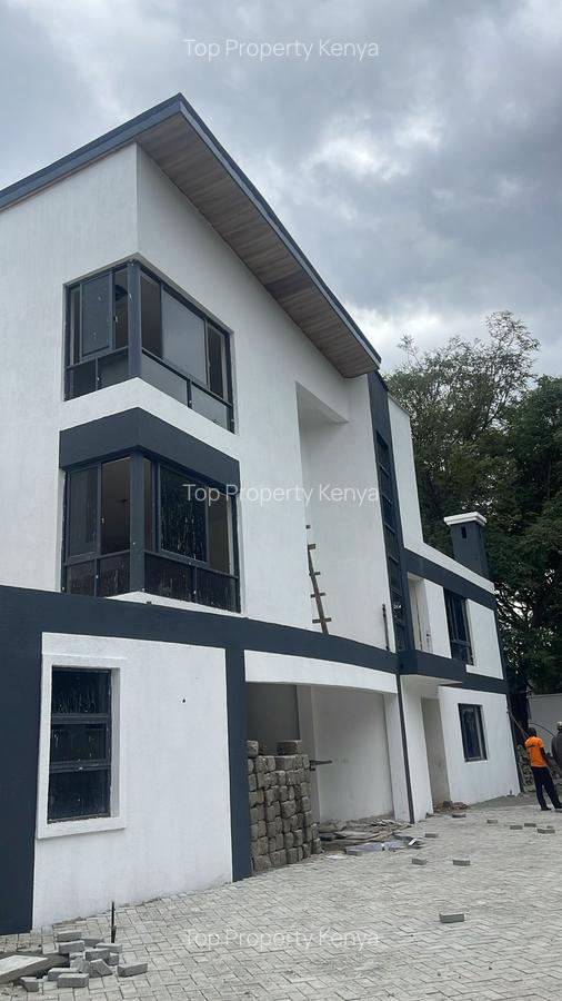 5 Bed House with En Suite at 00502 - 4