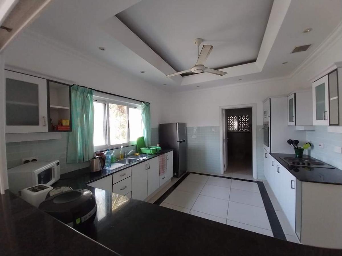 Serviced 3 Bed Apartment with En Suite at Third Avanue - 4