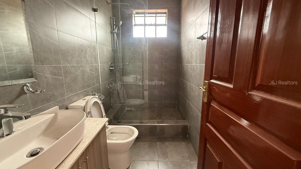 4 Bed Apartment with En Suite in Riverside - 12