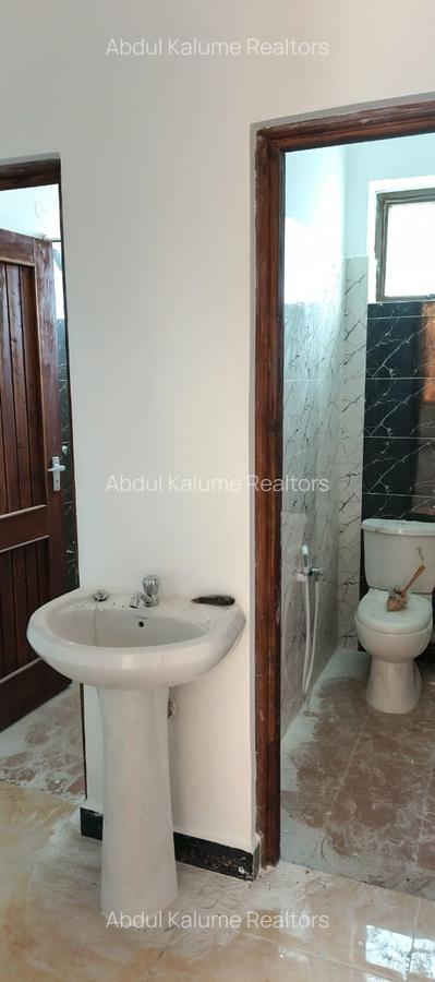 Serviced 2 Bed Apartment with En Suite at Tudor - 11