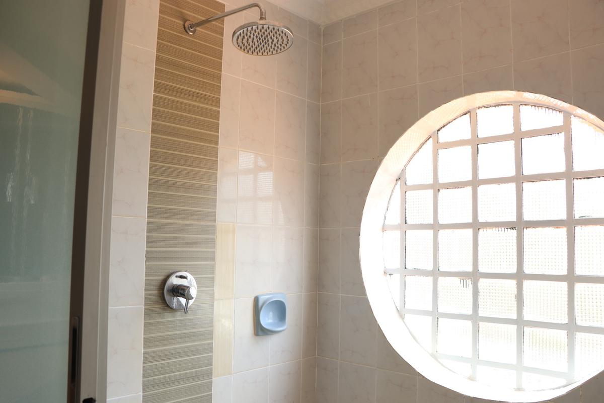 5 Bed House with En Suite in Runda - 14