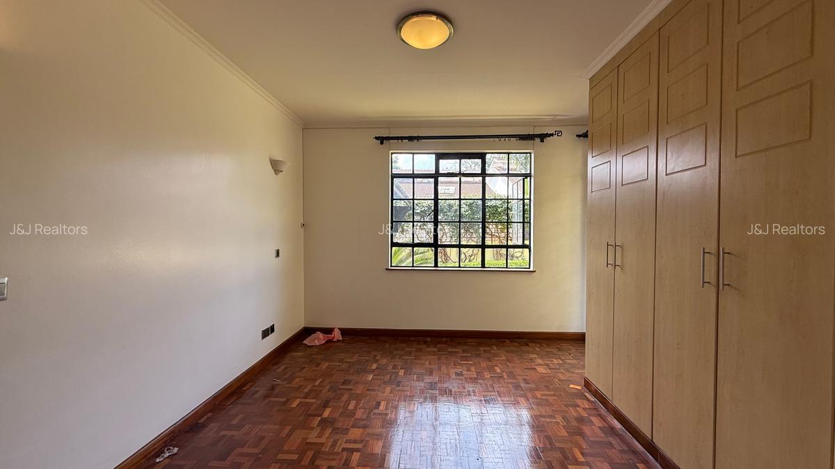 5 Bed Townhouse with En Suite in Lavington - 14