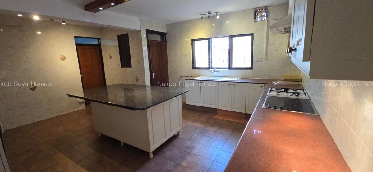 4 Bed House with En Suite at Lobelia Drive - 9