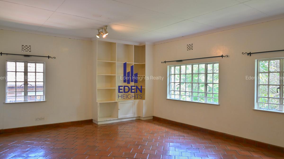 4 Bed House with En Suite in Lavington - 9