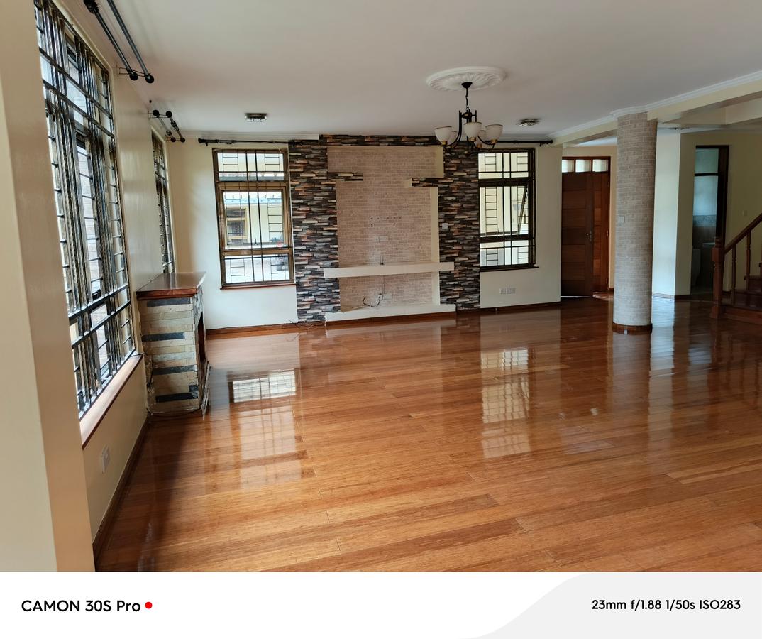 5 Bed Townhouse with En Suite at Lavington - 2