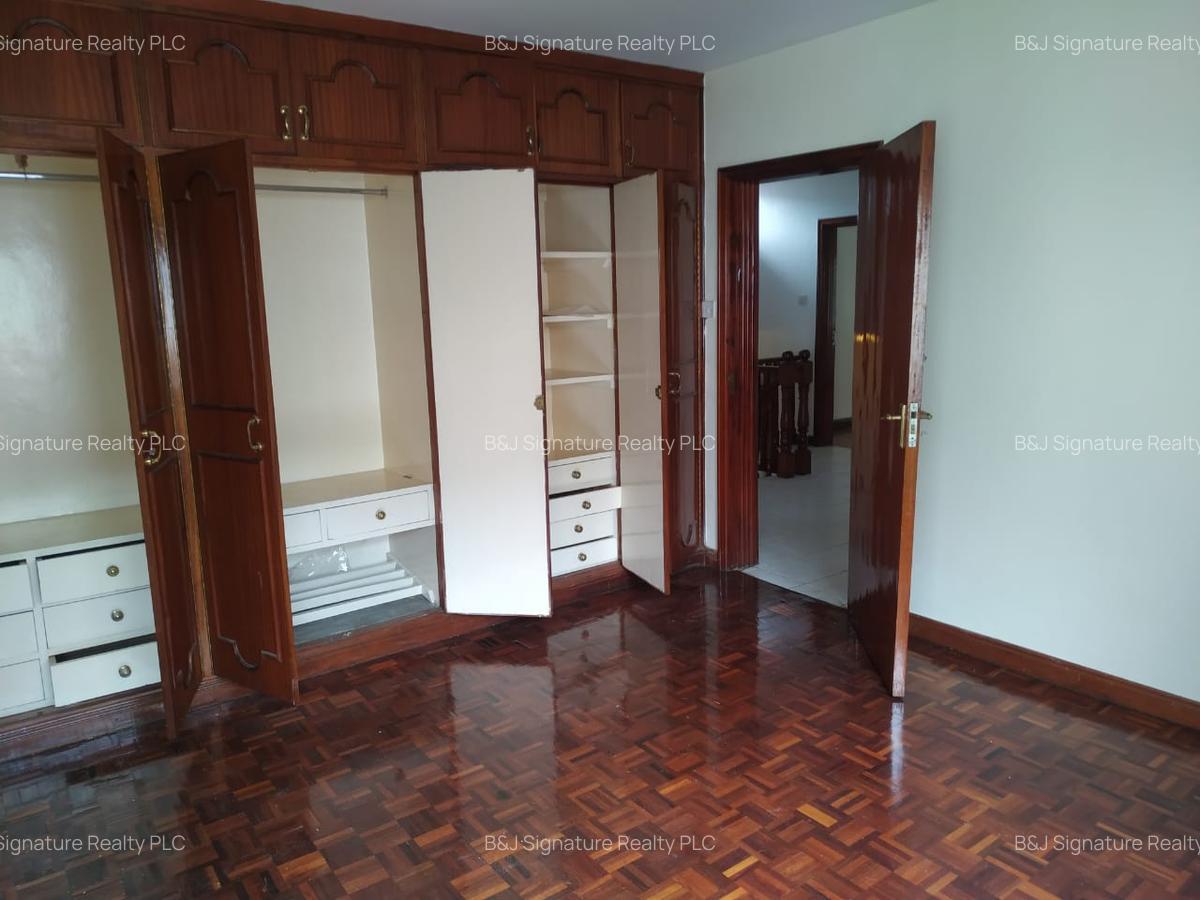 4 Bed Villa with En Suite in Spring Valley - 10