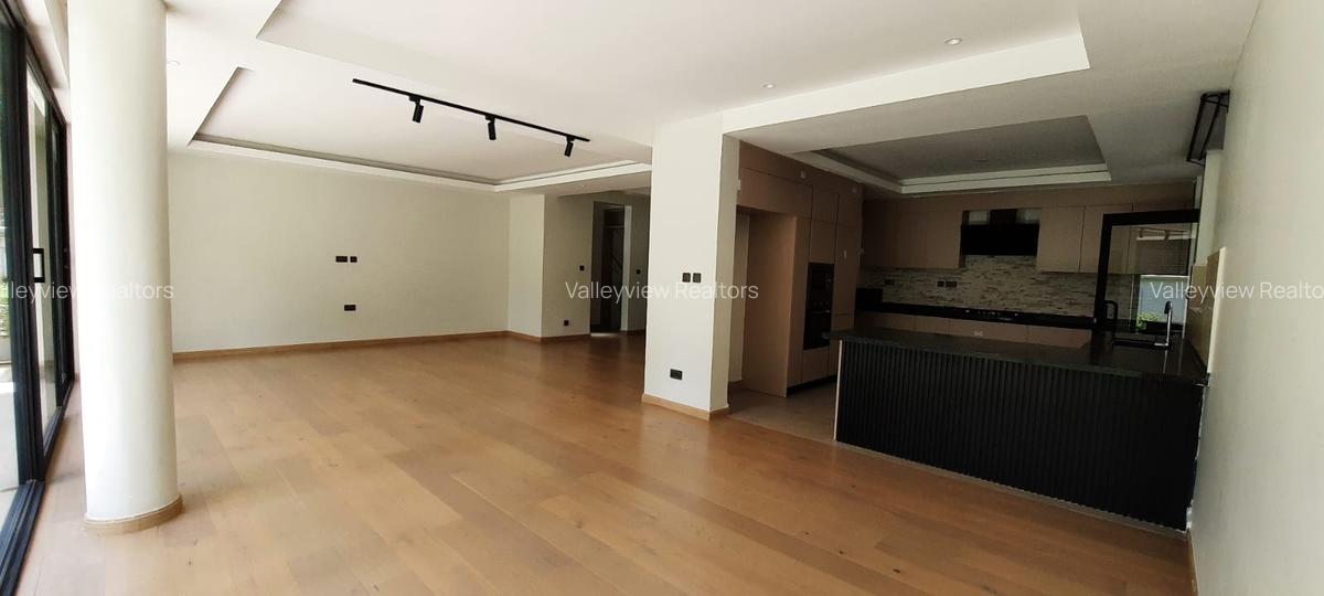 5 Bed Townhouse with En Suite at Lavington - 19