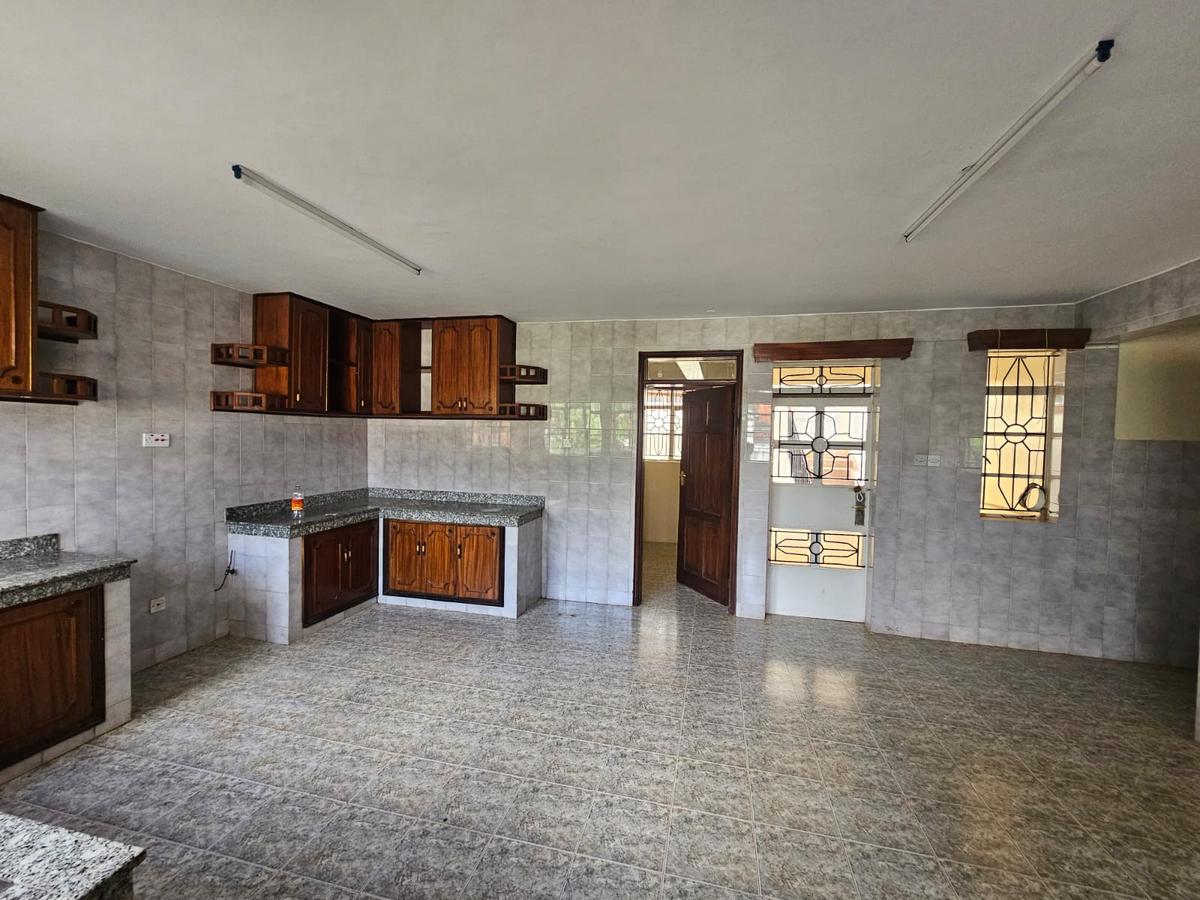 5 Bed House with En Suite in Runda - 3