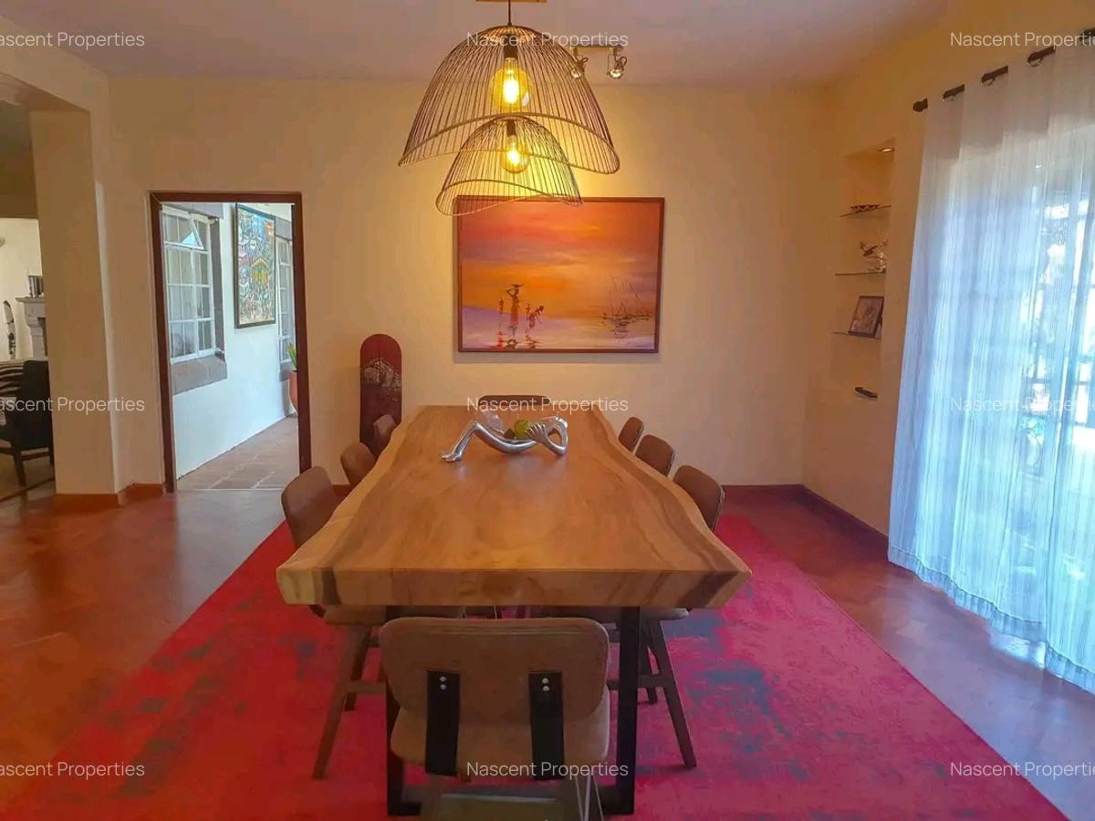 5 Bed House with En Suite in Ridgeways - 10