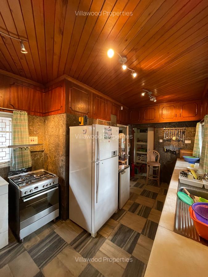 4 Bed Villa with En Suite in Spring Valley - 6