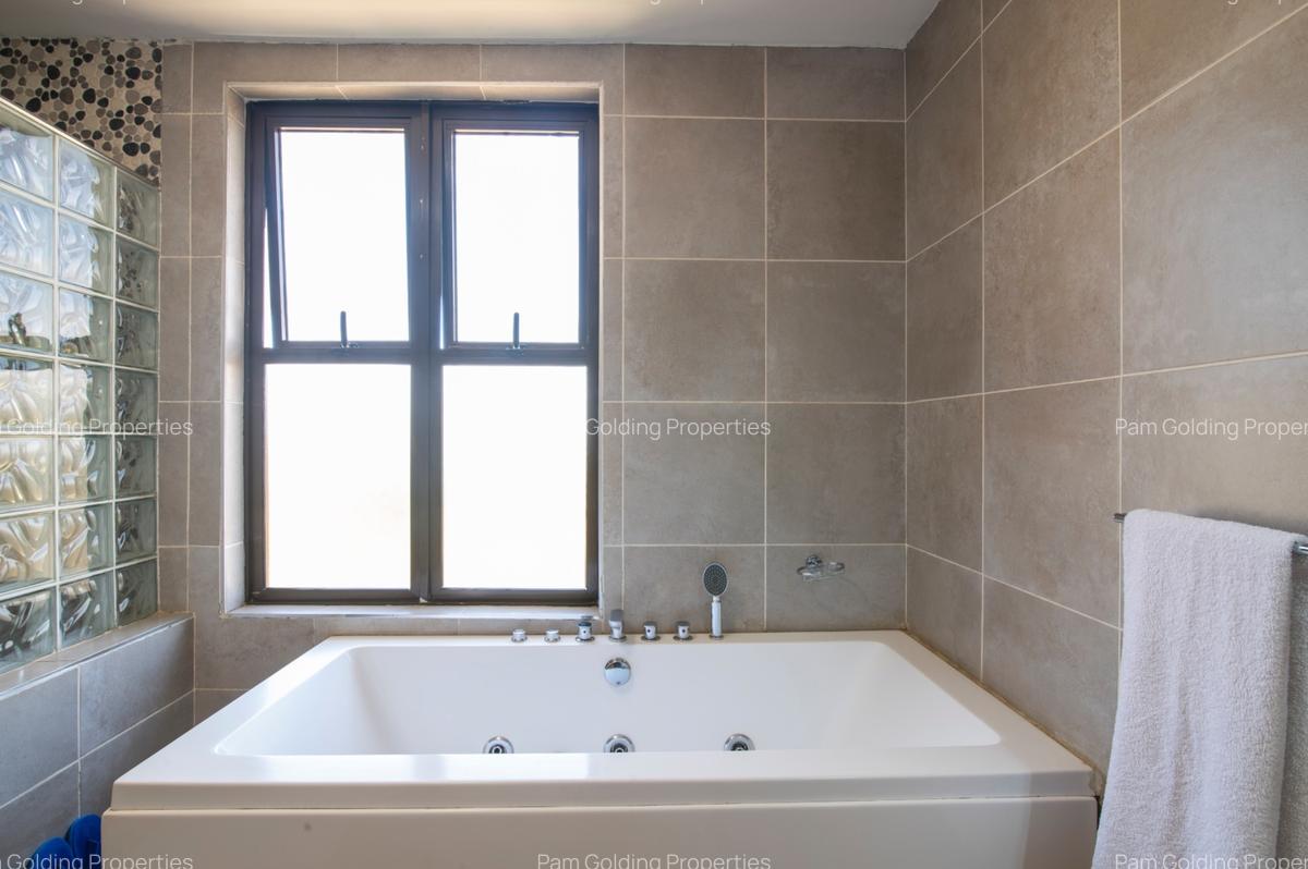 4 Bed Apartment with En Suite in Rhapta Road - 12