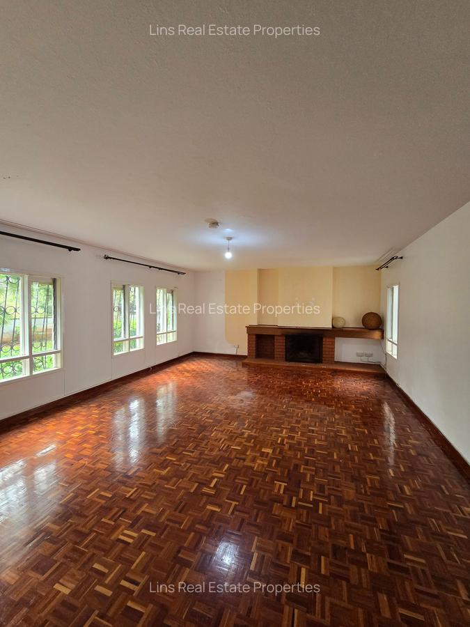 4 Bed House with En Suite in Hill View - 12