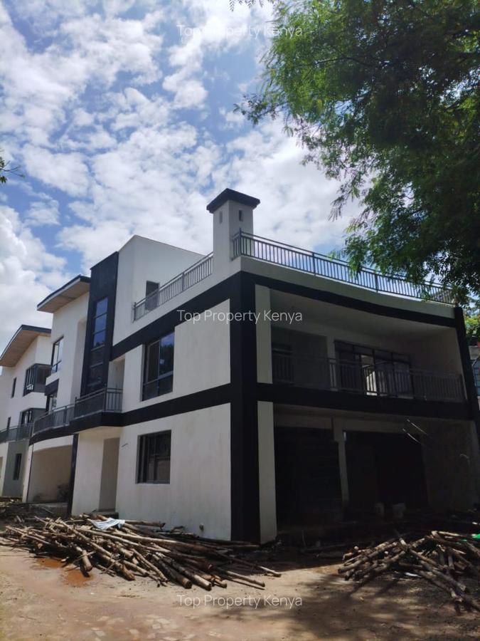 5 Bed House with En Suite at 00502 - 17