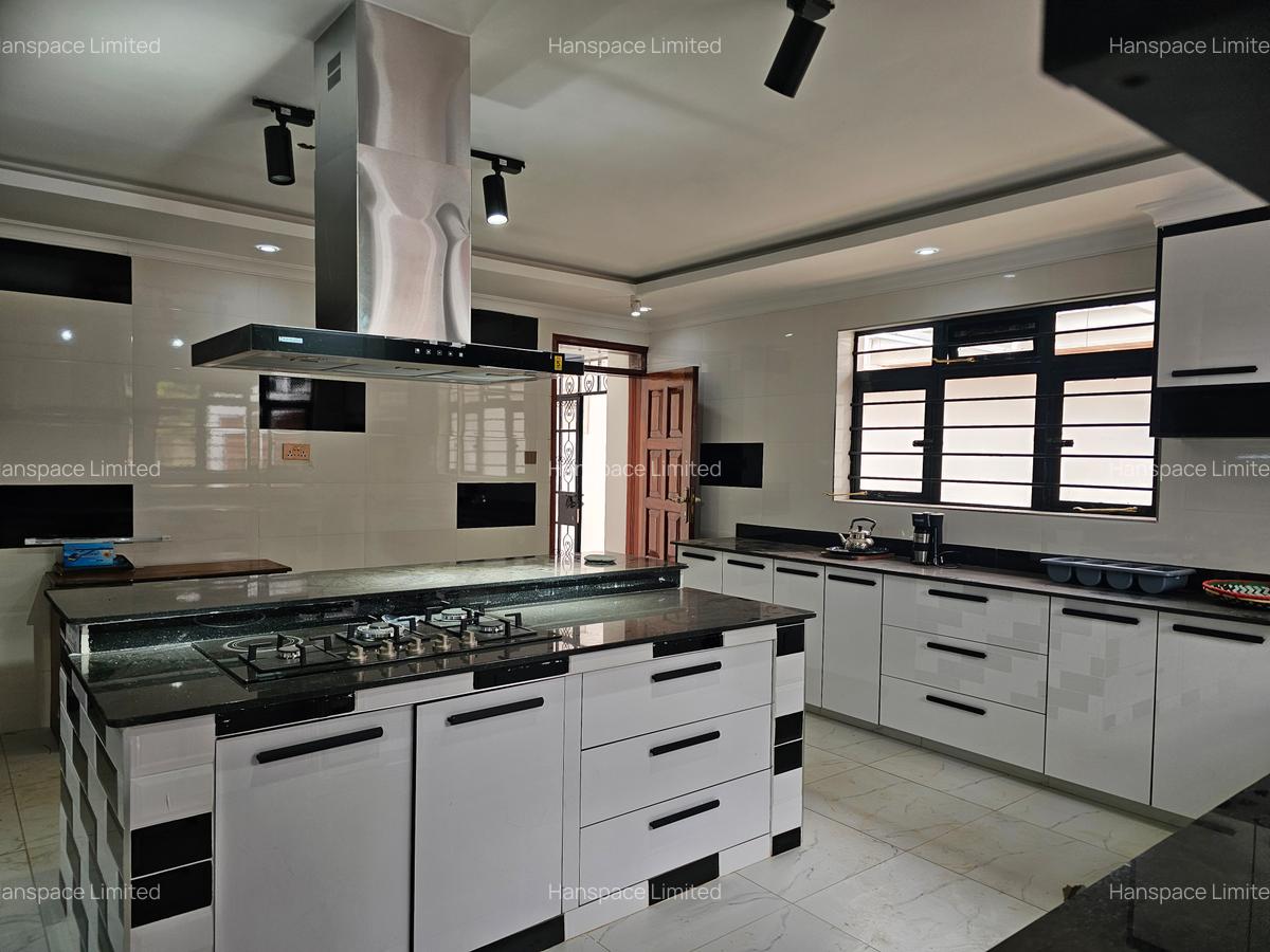 5 Bed Villa with En Suite in Runda - 16