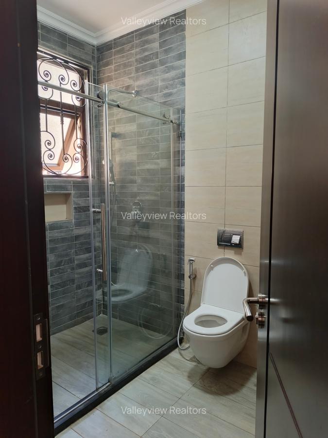 5 Bed Townhouse with En Suite at Lavington - 8