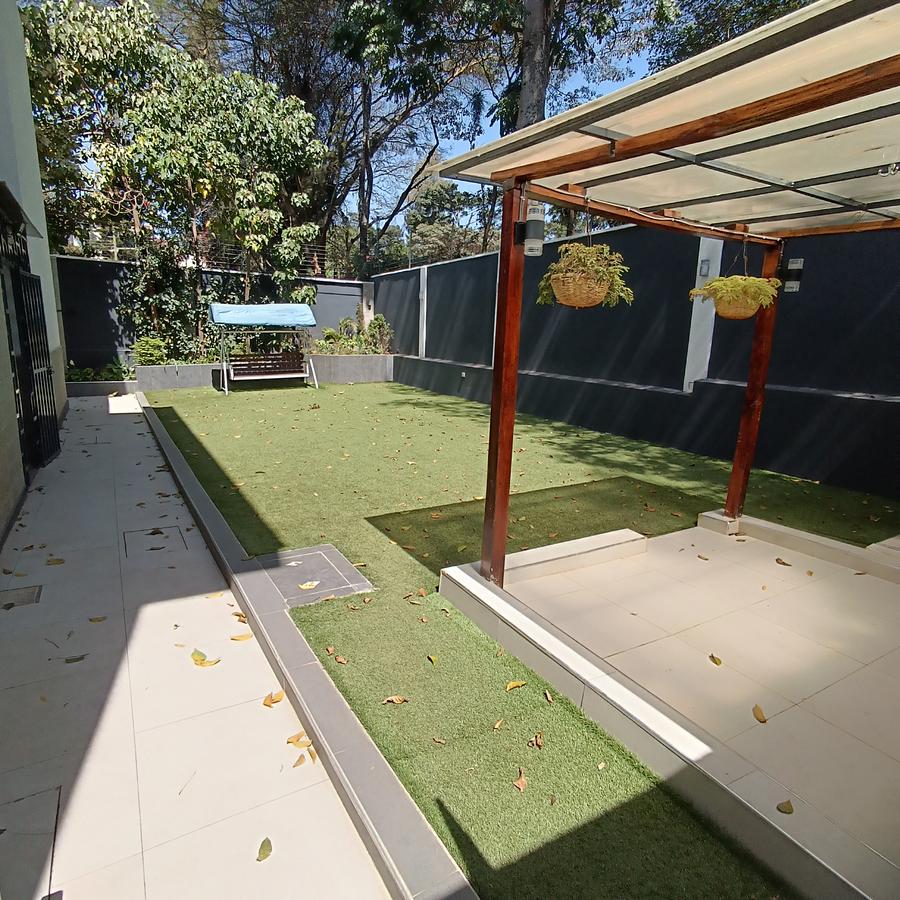 5 Bed Townhouse with En Suite in Lavington - 3