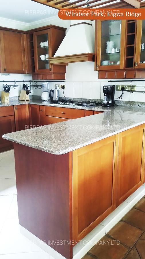 3 Bed House with En Suite in Ridgeways - 10