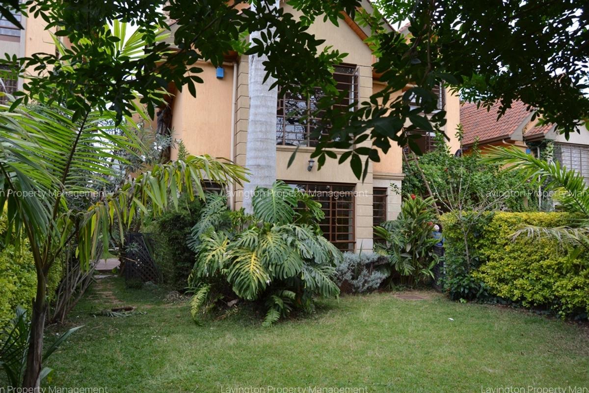 5 Bed Villa with En Suite at Lavington Green - 1