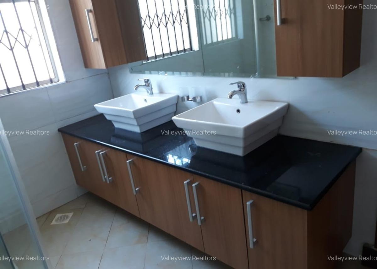 5 Bed Townhouse with En Suite at Lavington - 19