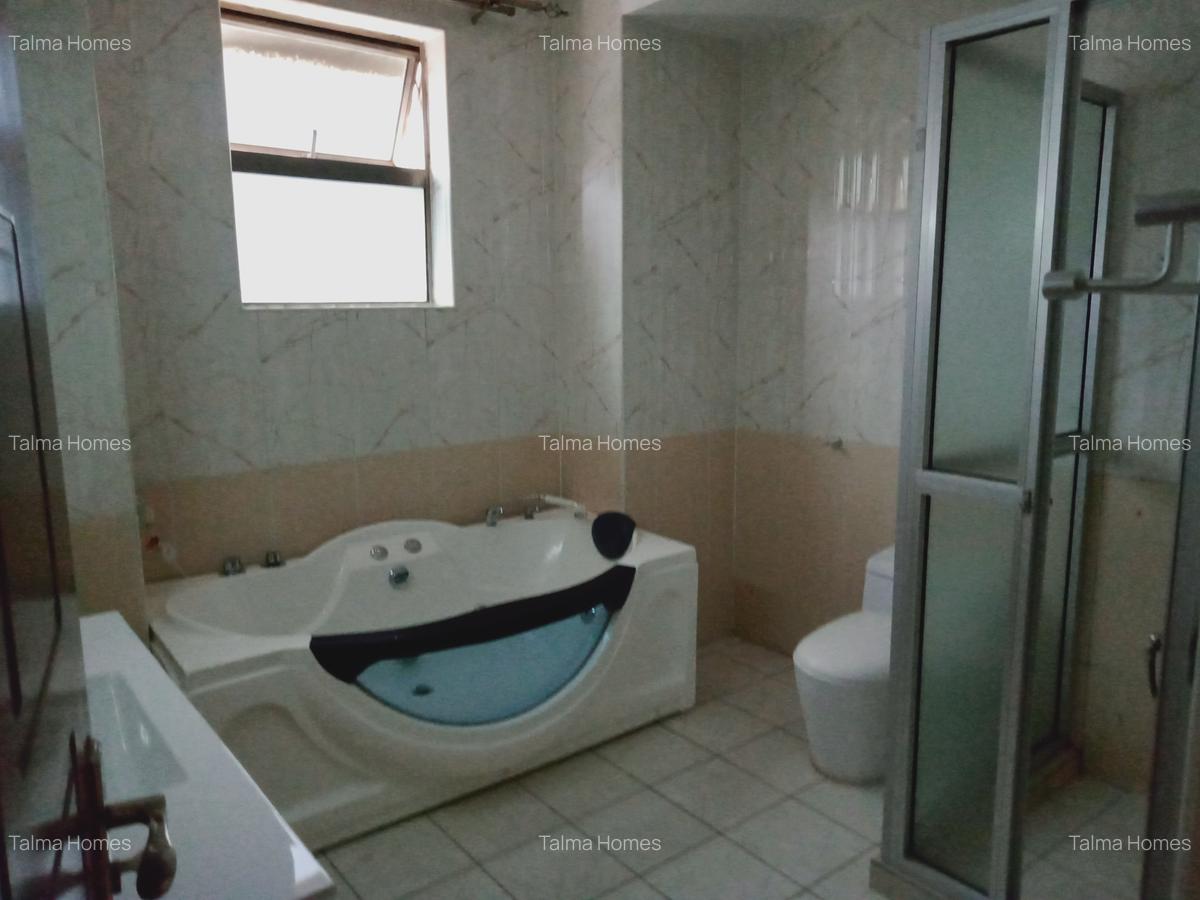 3 Bed Apartment with En Suite at Valley Arcade Area - 17