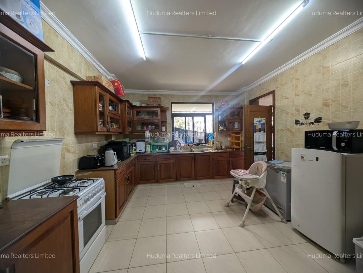 3 Bed Apartment with En Suite at Thompson Estate - 14