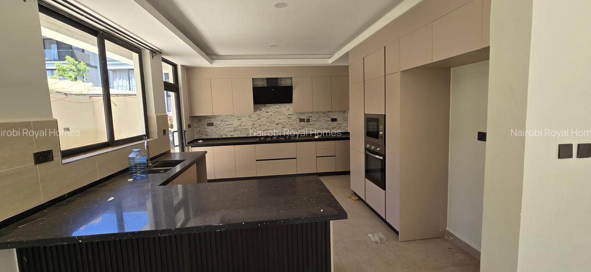 5 Bed Townhouse with En Suite at Lavington Green - 16