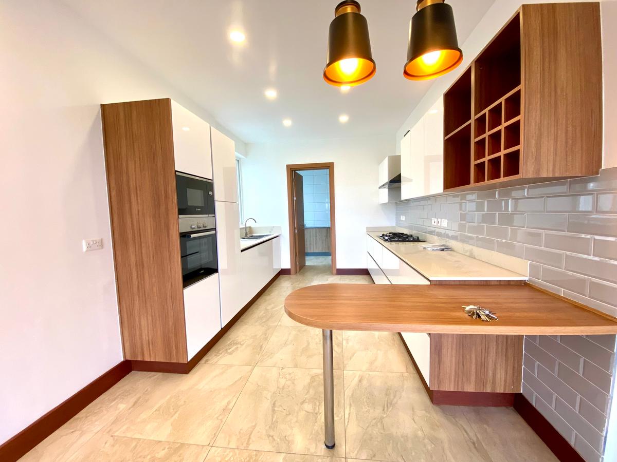 3 Bed Apartment with En Suite in Parklands - 6