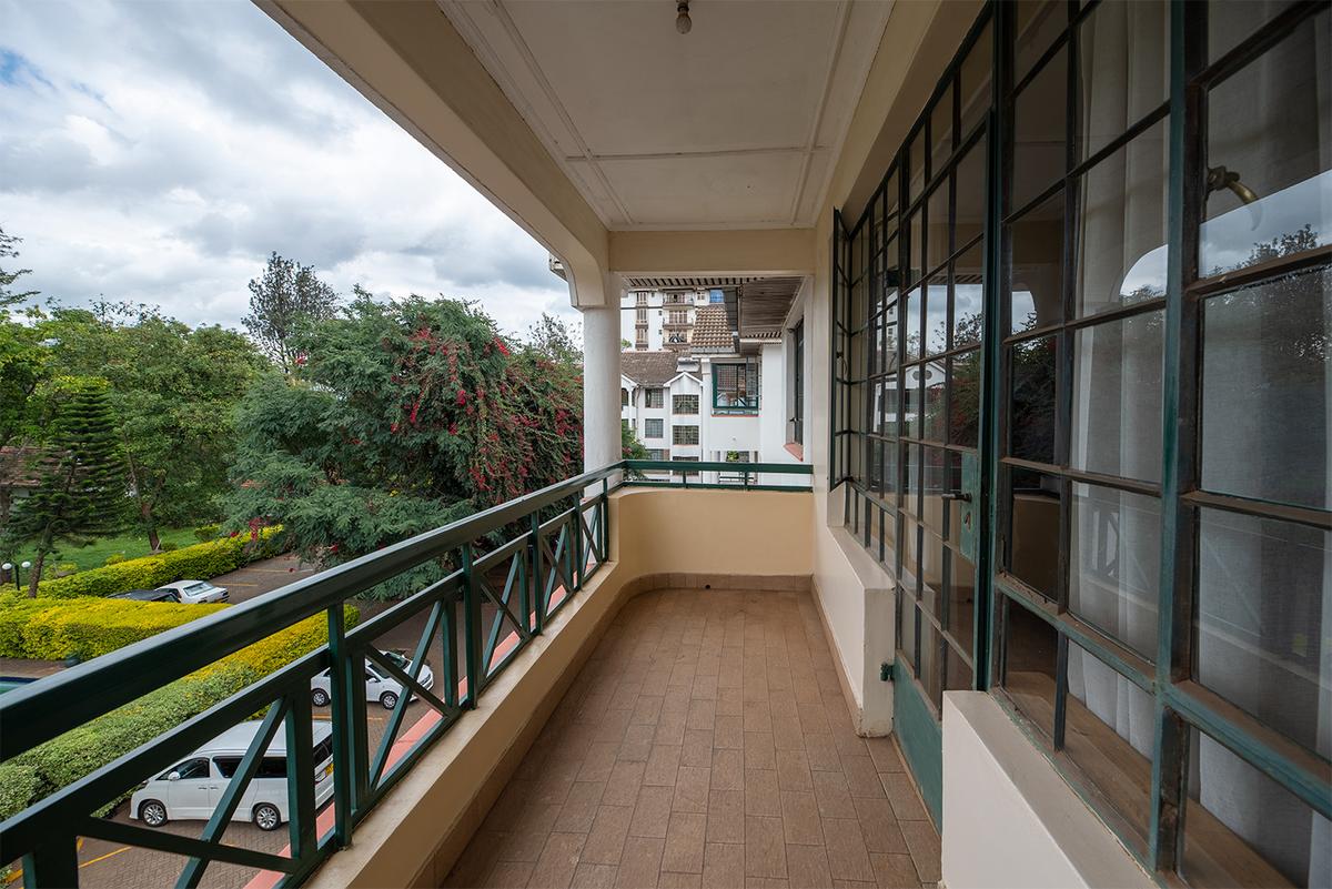 3 Bed Apartment with En Suite in Lavington - 4