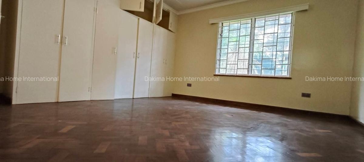 4 Bed House with En Suite in Rosslyn - 16