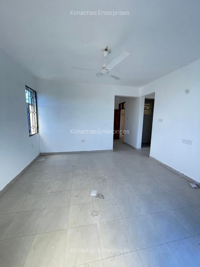 1 Bed Apartment with En Suite at Links Road - 7