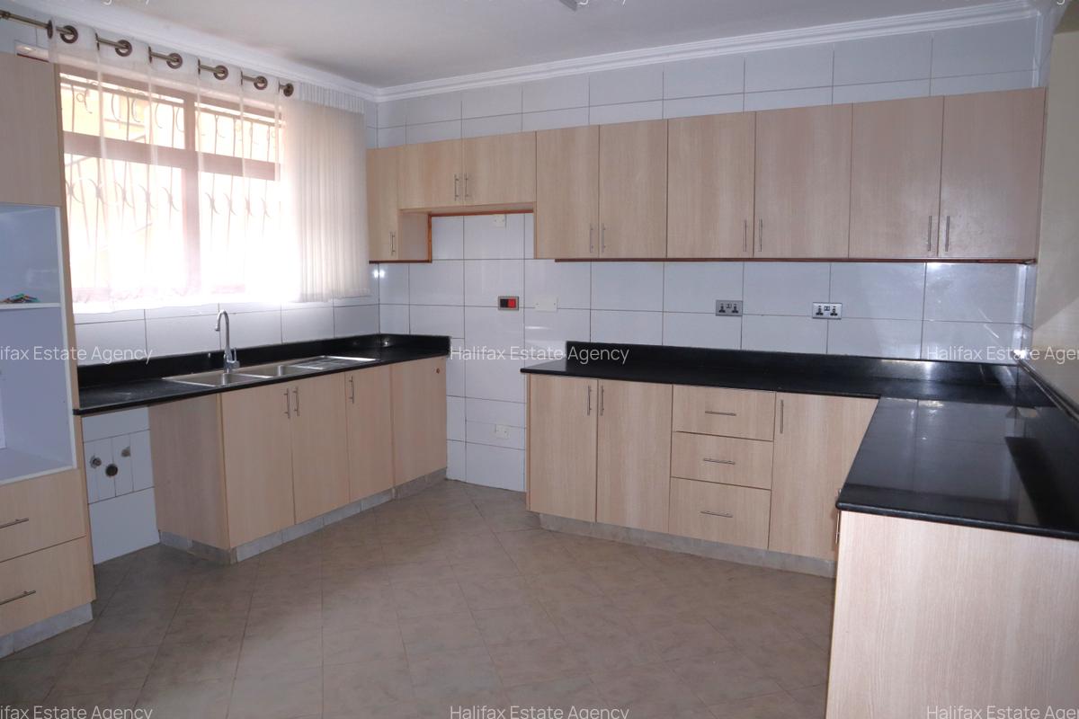 5 Bed Villa with En Suite in Redhill - 6