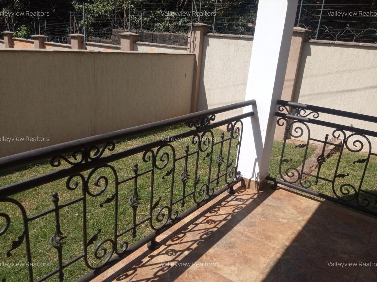 4 Bed Townhouse with En Suite at Lavington - 17