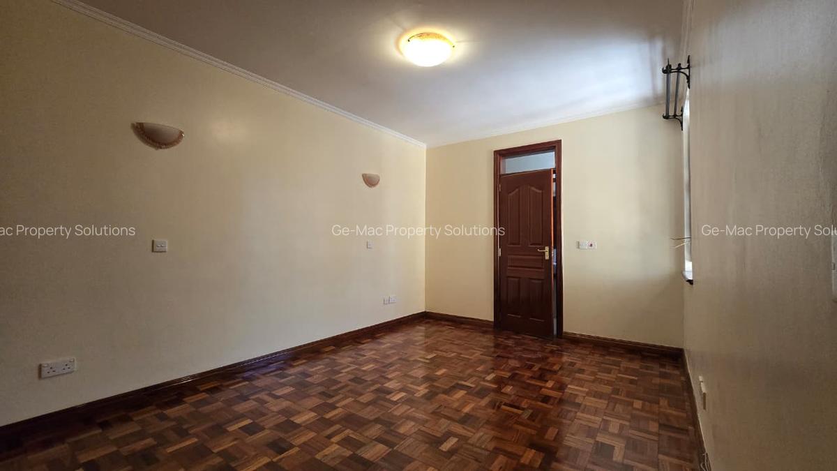 5 Bed House with En Suite in Lavington - 7