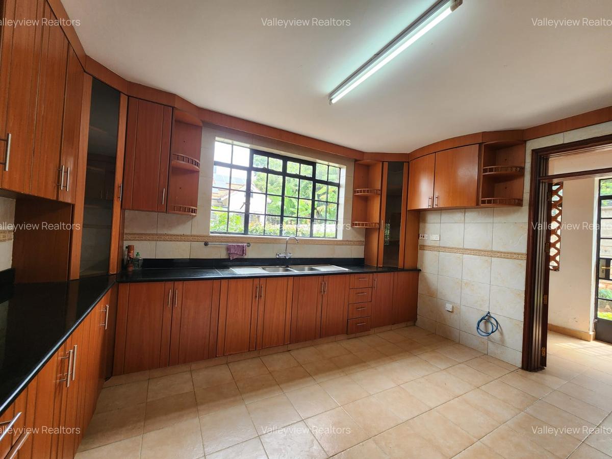 5 Bed Townhouse with En Suite at Lavington - 10