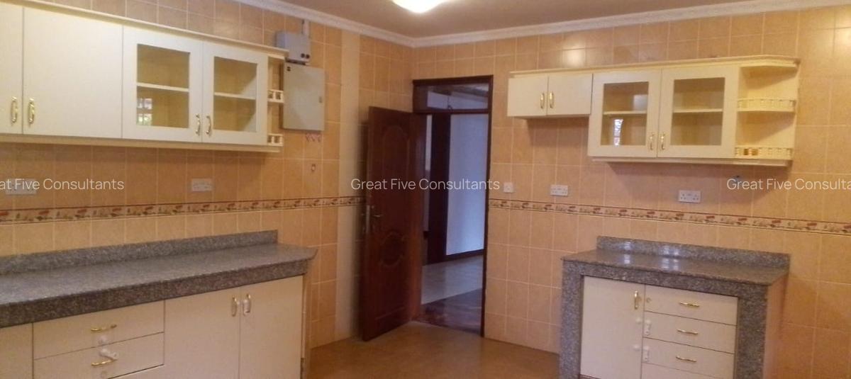 5 Bed Villa with En Suite in Runda - 3