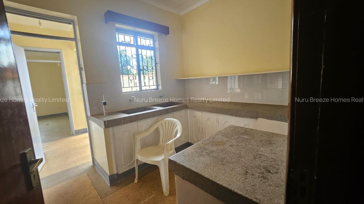 5 Bed House with En Suite in Runda - 10