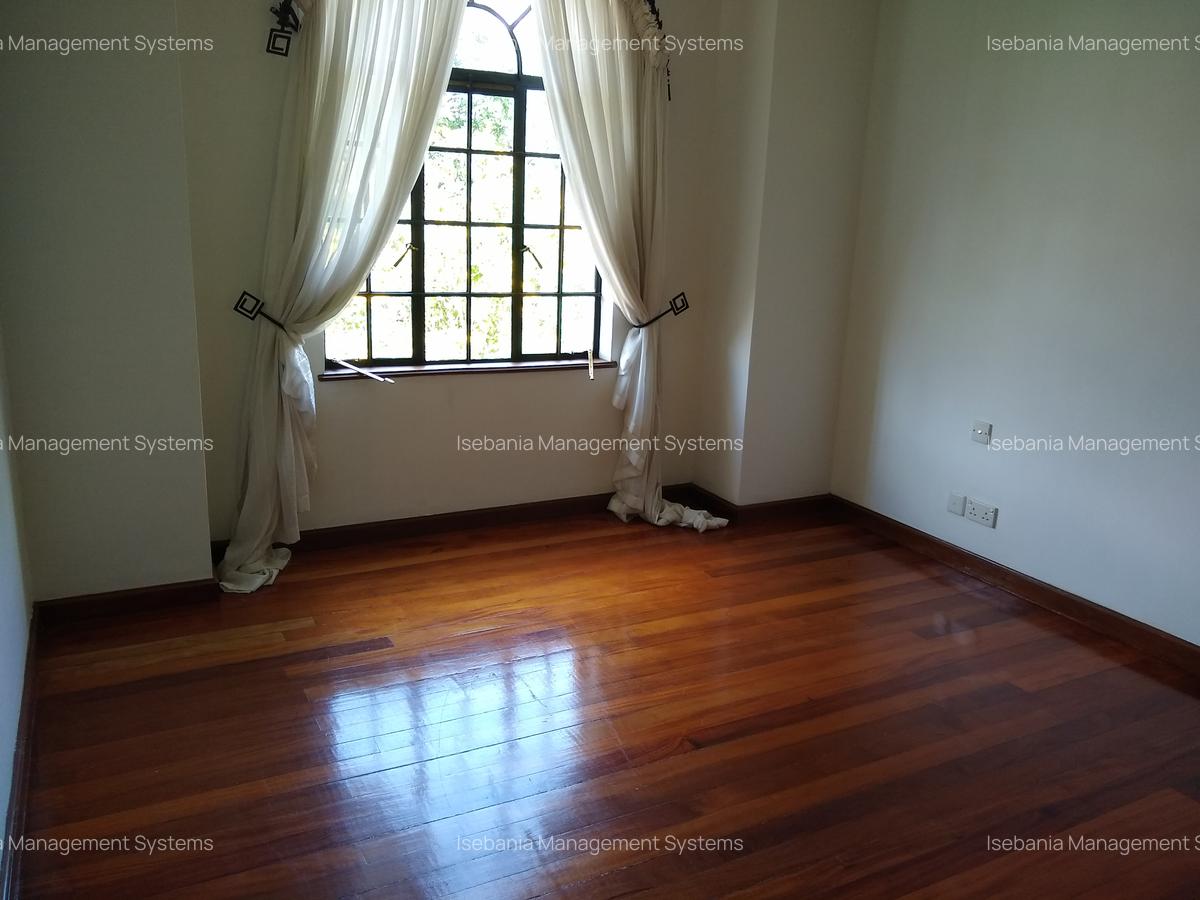 4 Bed House with En Suite at - 8