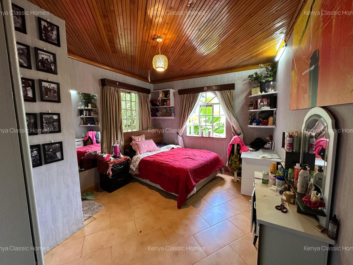 5 Bed House with En Suite at Lavington - 14