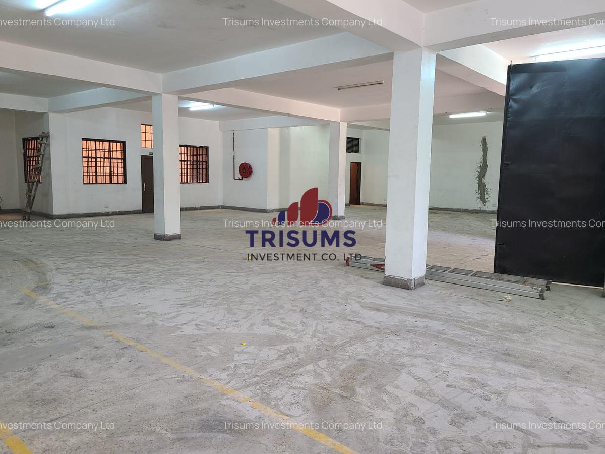 4,249 ft² Warehouse with Service Charge Included in Industrial Area - 3