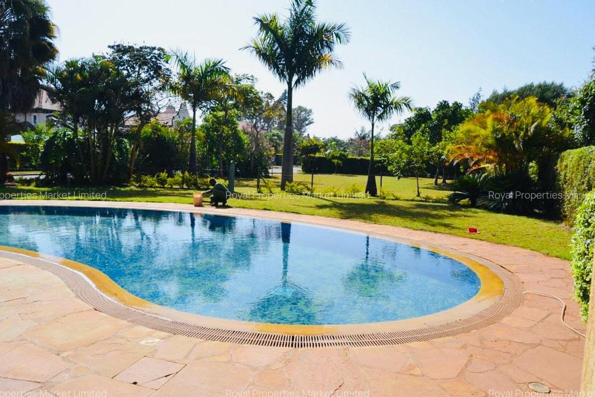 5 Bed House with En Suite in Runda - 1