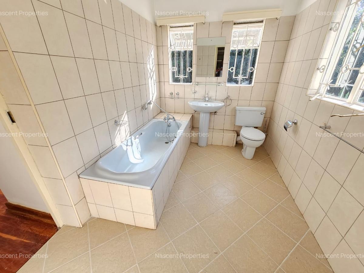 6 Bed House with En Suite in Rosslyn - 6