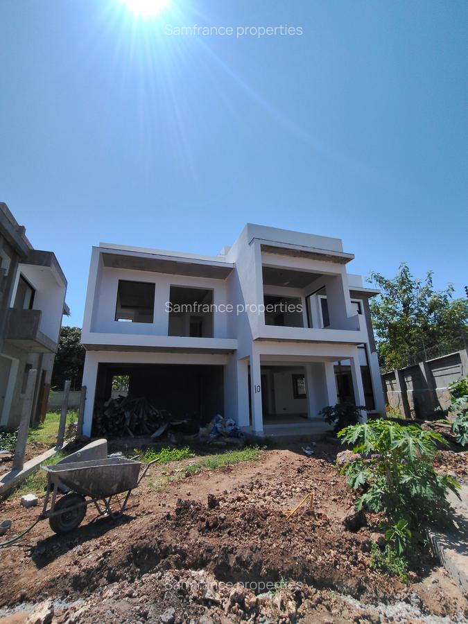 4 Bed Townhouse with En Suite at Lakers Road - 1