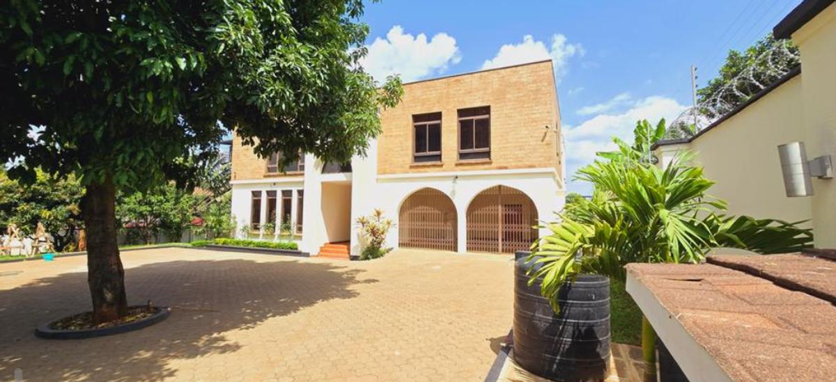 5 Bed House with En Suite in Runda - 1