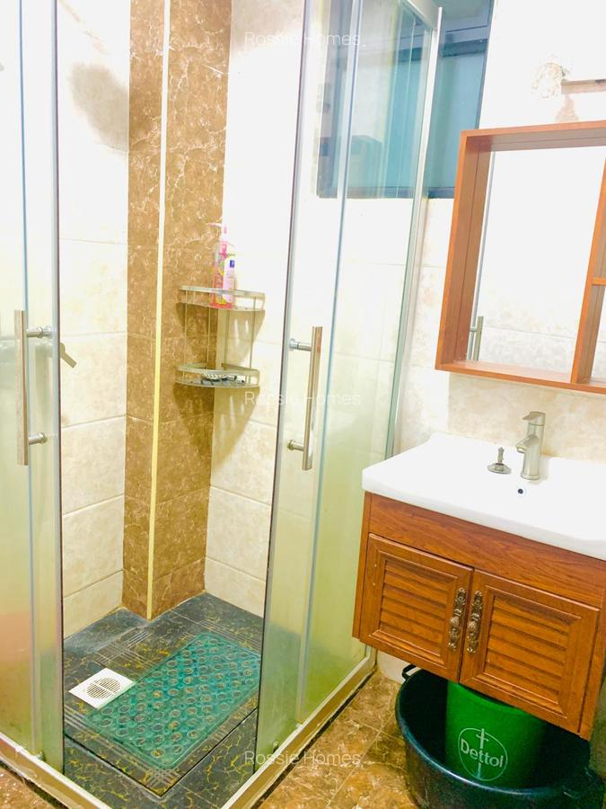 Serviced Studio Apartment with En Suite at Dennis Pritt - 5