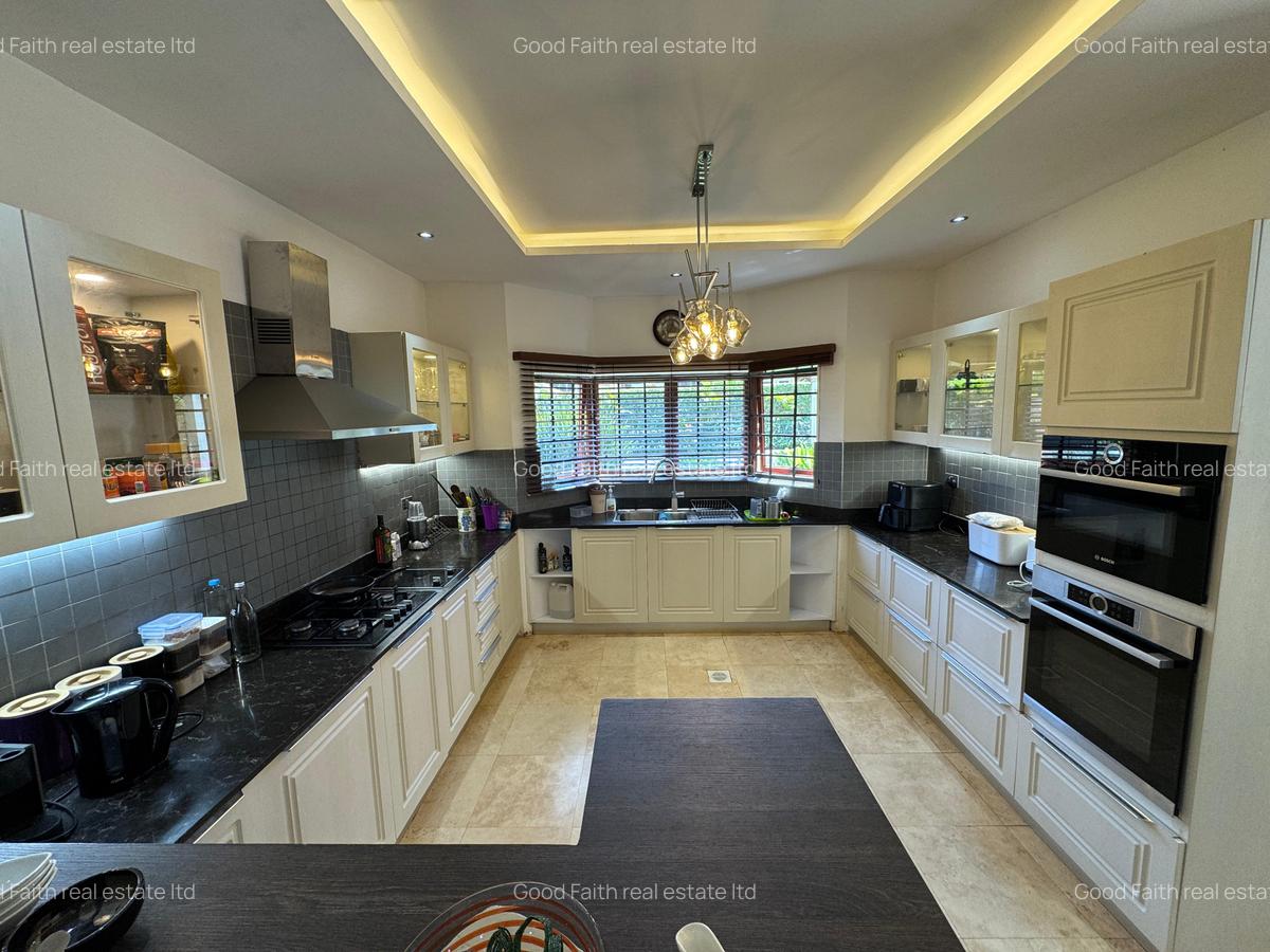 5 Bed Villa with En Suite in Runda - 4