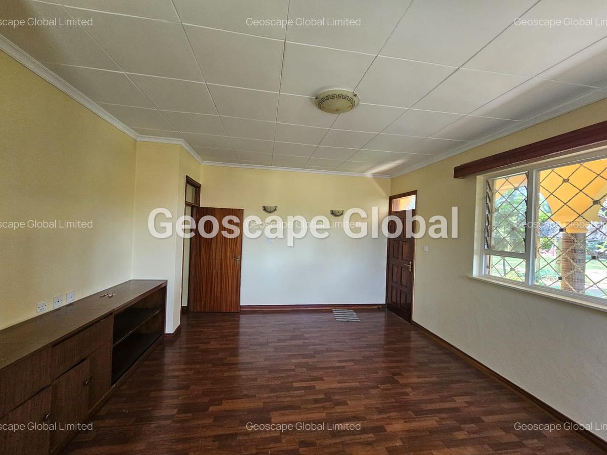 4 Bed House with En Suite in Lavington - 9