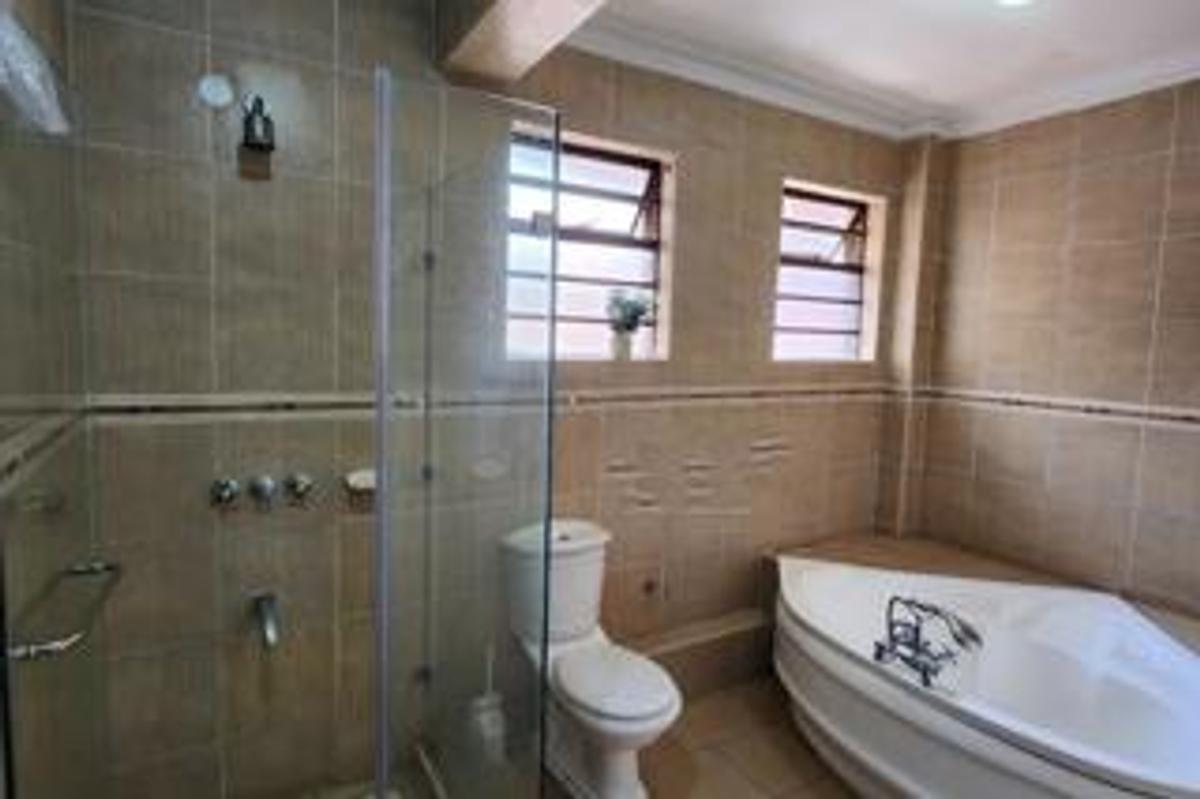 5 Bed Townhouse with En Suite at Lavington Green - 9