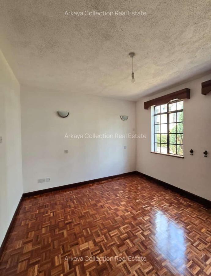 4 Bed House with En Suite in Lavington - 2
