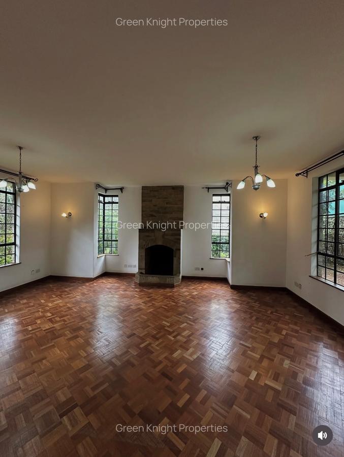 4 Bed House with En Suite in Lavington - 2